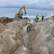 KM3NeT-Fr: Digging a slit for the MEOC at the beach