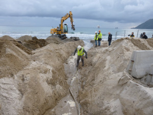 KM3NeT-Fr: Digging a slit for the MEOC at the beach